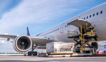Trasporto aereo con aereo cargo durante il carico merci in aeroporto per consegne internazionali rapide