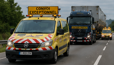 Veicoli di scorta che accompagnano un convoglio per trasporto fuori sagoma su un’autostrada europea