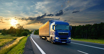Trasporto su strada in Europa con camion e furgoni per consegne in attività logistiche su autostrada
