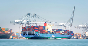 Trasporto marittimo con nave portacontainer e container in porto nella logistica marittima