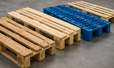 Diversi tipi di pallet, inclusi europallet, pallet in legno, pallet in plastica e piattaforme logistiche per merci