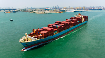 Trasporto marittimo utilizzato per spedizioni alla rinfusa e di grandi dimensioni con navi portacontainer
